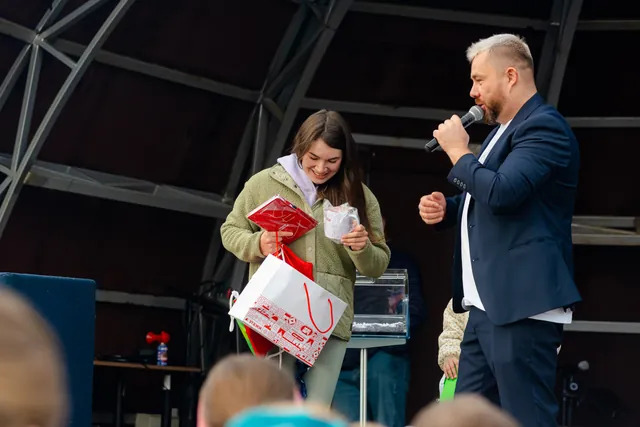 Вручение подарков у сцены перед стартом